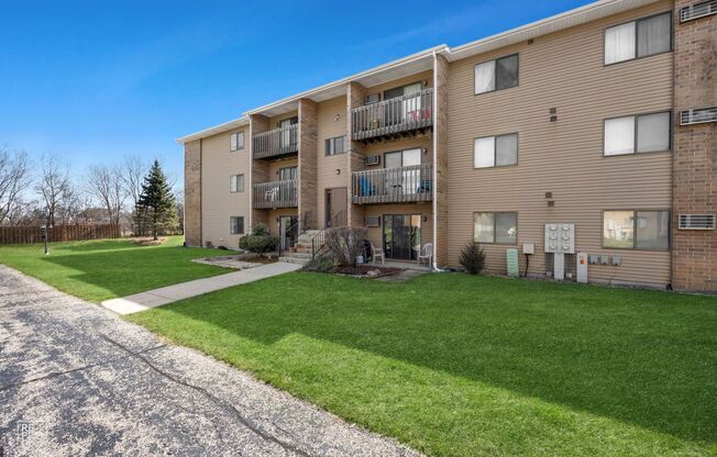 Gorgeous 2 Bedroom Condo located in Crystal Lake!