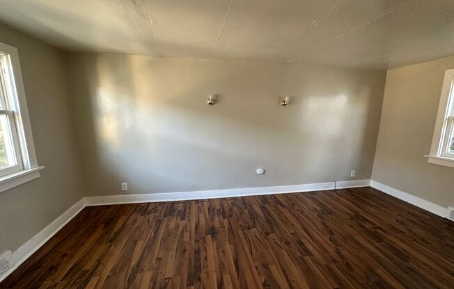 1 bed, 1 bath, $900, Unit R1