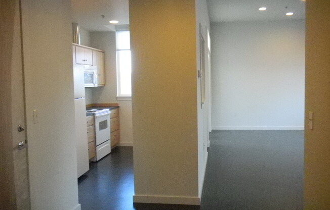 2 beds, 1 bath, $1,595, Unit 1165 Willamette St #1