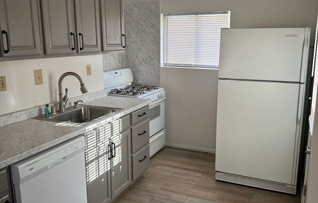 2 beds, 1 bath, $1,250, Unit 113-1/2