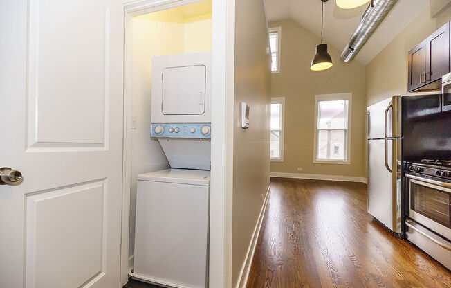 Top Floor Renovated 2 Bed / 1 Bath with Lofted Ceilings!