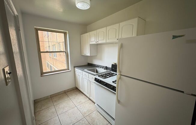 3 beds, 1 bath, $2,175, Unit 210C