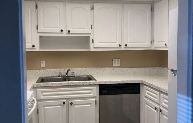 2 beds, 2 baths, $1,350, Unit # 416