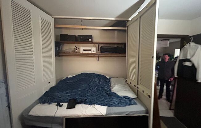 1 bed, 1 bath, $995, Unit 142