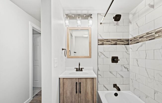 SCORE 50% OFF 1ST MONTH'S RENT IF SIGNED BY DEC 12! Stunning 4 bedroom home in Mt. Washington available Dec 26!