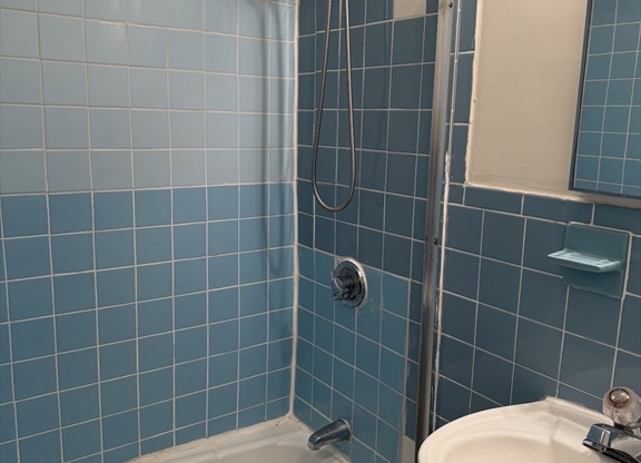 Studio, 1 bath, 999 sqft, $1,950, Unit 23