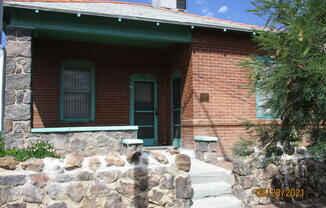 425 E 8 ST