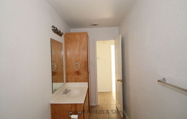 3 beds, 2 baths, $1,250, Unit Unit A