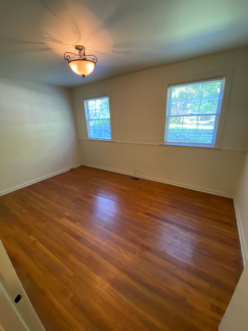 1092 Nichols Drive ~ 2 Bedrom / 1 Bathroom ~ Cameron Village ~ Newly Renovated Kitchen and Bathroom