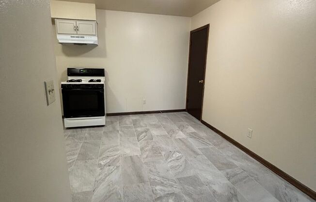 1 bed, 1 bath, 700 sqft, $899, Unit Custer-204