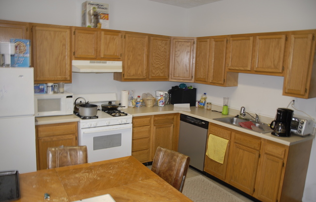 4 beds, 2 baths, $3,200, Unit Apt 1