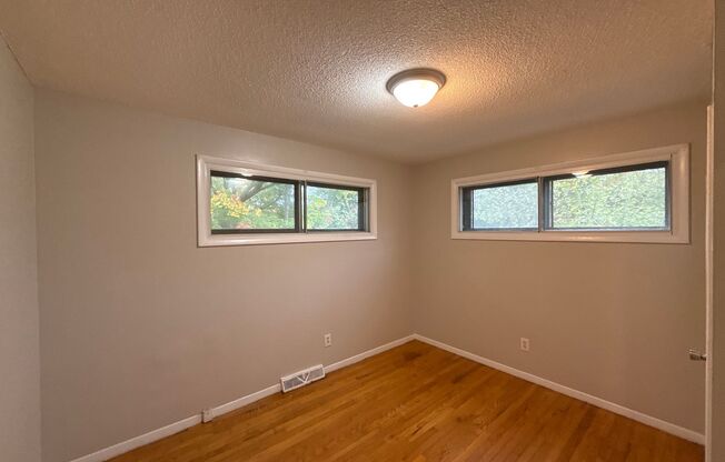 3 beds, 1 bath, $1,600