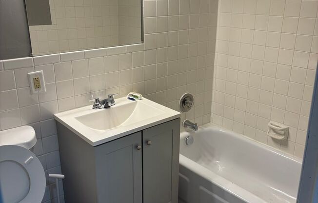 Studio, 1 bath, 418 sqft, $950, Unit 110