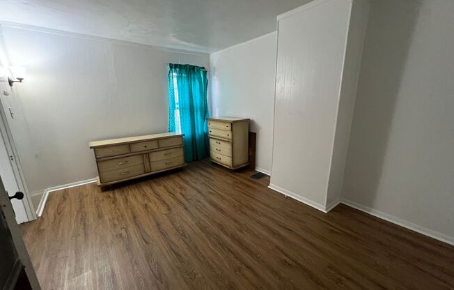 Sharpsburg - 3 BR House, Dining Room, Large Rooms!