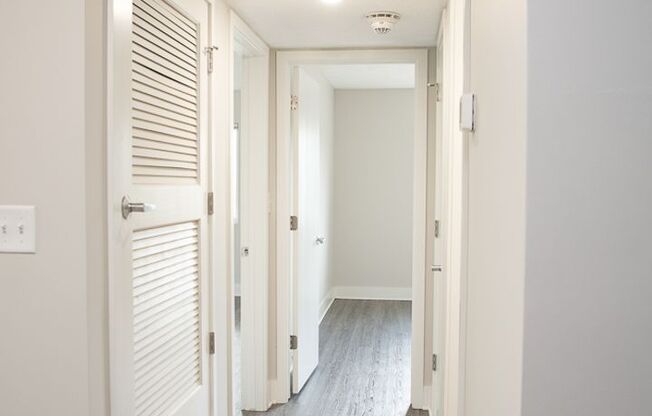 2 beds, 1 bath, $1,050, Unit 4001 Holdrege St. #7
