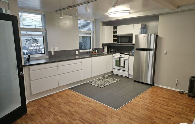 1 bed, 1 bath, 750 sqft, $4,200, Unit C