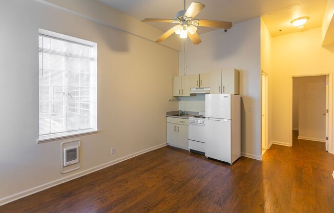 Studio, 1 bath, 240 sqft, $825, Unit 412