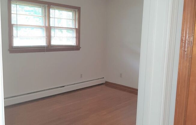 2 beds, 1 bath, 903 sqft, $1,250, Unit B-1