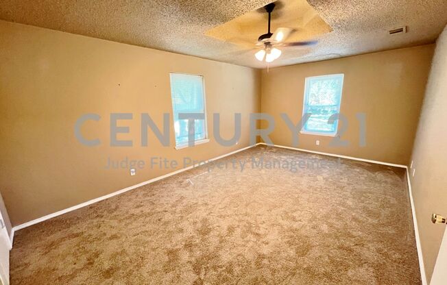 Charming 3/2/2 in Lake Dallas For Rent!