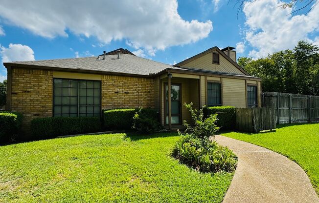 Quiet Townhome off McArthur