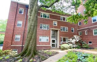 Tastefully Renovated 2 Bedroom 1 Bathroom Condo In Park-Like Setting In Westmoreland Terrace