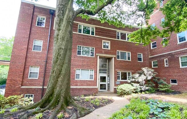 Tastefully Renovated 2 Bedroom 1 Bathroom Condo In Park-Like Setting In Westmoreland Terrace