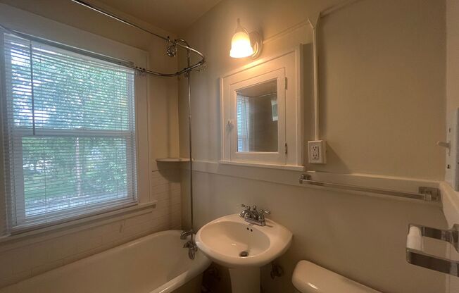 Studio, 1 bath, 450 sqft, $963, Unit 16