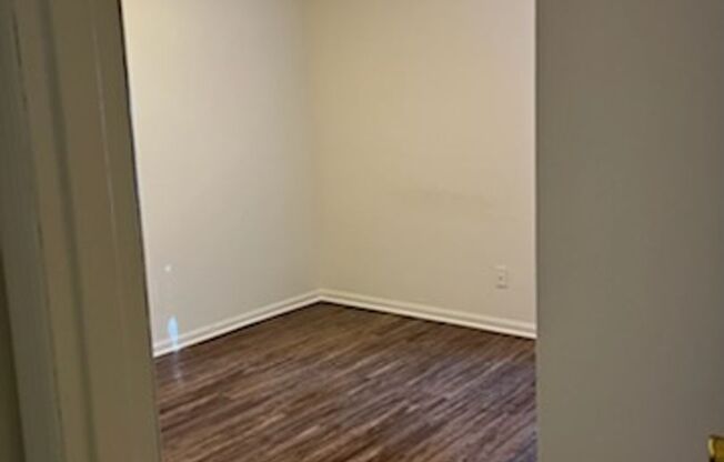 2 beds, 1 bath, 1,170 sqft, $650, Unit B