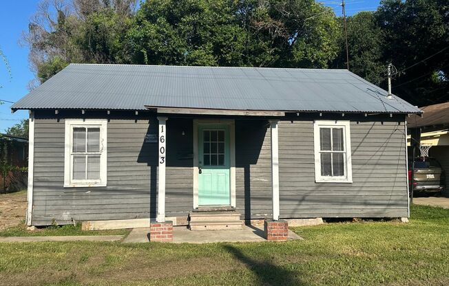 2 bedroom, 1 bathroom home available in Lafayette!