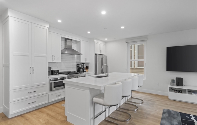 326 W BROADWAY