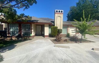 Charming Condo in North West Visalia with Solar and on site Community pool