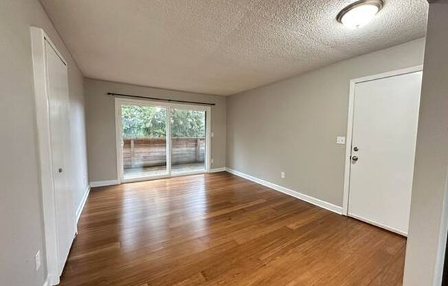 2 beds, 1 bath, $1,650, Unit 12