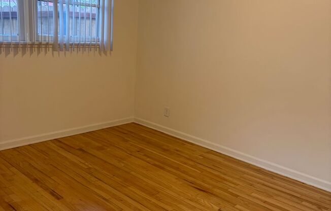 2 beds, 1 bath, 702 sqft, $2,350, Unit B09