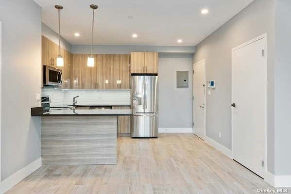 2 beds, 1 bath, $2,800, Unit 3R