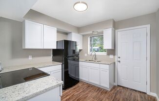 Renovated 2 bedroom 2nd Floor Apartment in the Heart of Conroe TX