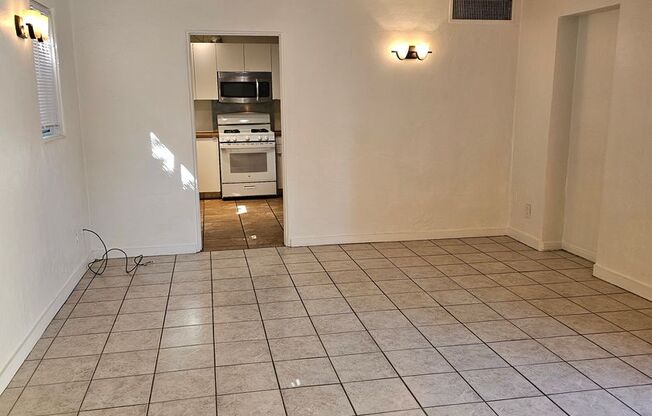 2 beds, 1 bath, 700 sqft, $1,750, Unit #B