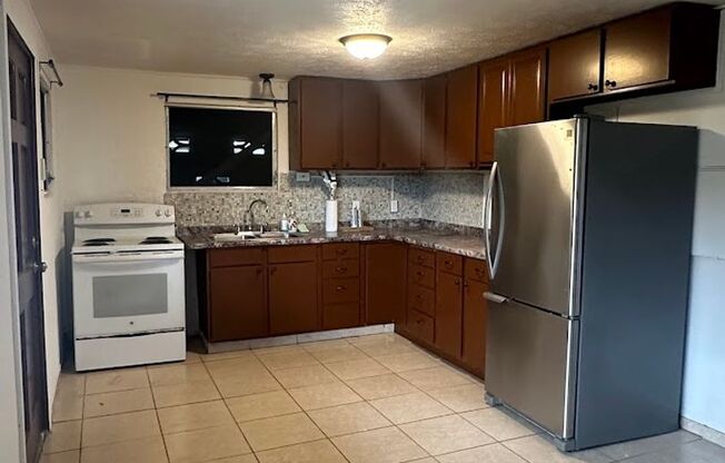 KALIHI UKA House 6 bedrooms, 2 full bath and 2 half bath, 4 cars parking, fenced yard, plenty storage space, easy access to freeway