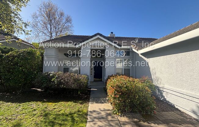 Rocklin: Single Story, Corner Lot 3 Bedroom 2 bath LVP Flooring, fenced yard, fireplace