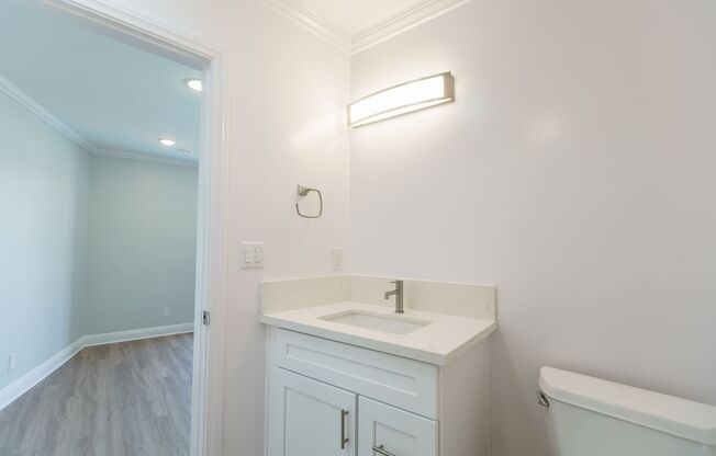 Studio, 1 bath, 350 sqft, $1,748, Unit 300