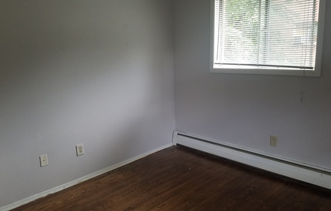 2 beds, 1 bath, 1,025 sqft, $1,250, Unit 138-06 Woodhill