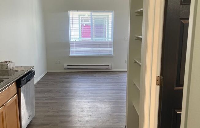 2 beds, 1 bath, 700 sqft, $1,350, Unit 201