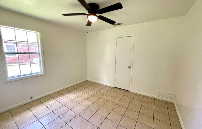 3 beds, 1 bath, $875