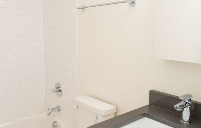 2 beds, 1 bath, 870 sqft, $2,100, Unit 57-7