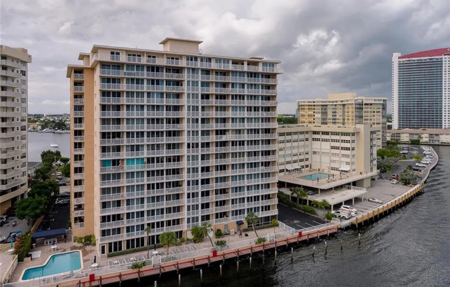 121 GOLDEN ISLES DR