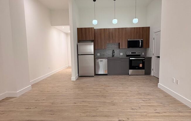 2 beds, 1 bath, 875 sqft, $2,275, Unit 525