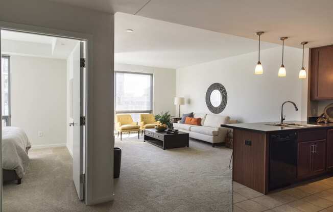Interiors-Midtown-Crossing-Apartments-Omaha-NE-one-bedroom-apartment