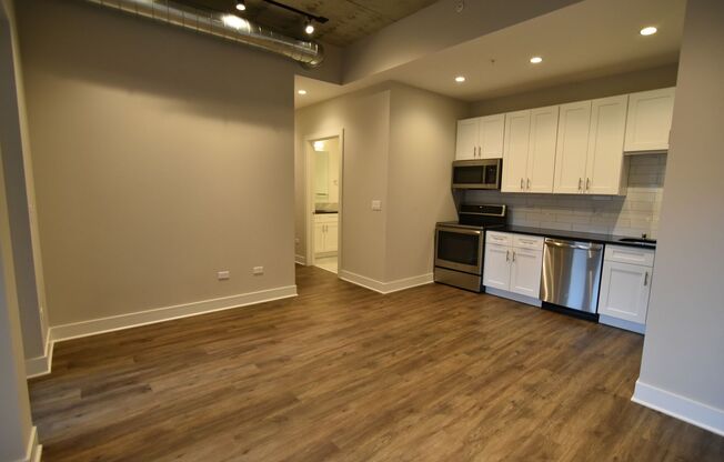 2 beds, 2 baths, 976 sqft, $4,175, Unit 3833-317