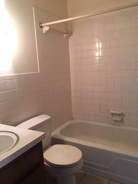 2 beds, 1 bath, 800 sqft, $700, Unit A