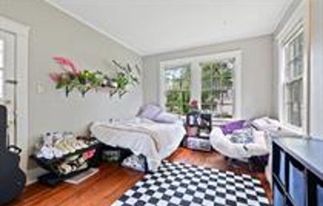 Adorable Cottage Just Steps from LSU's Campus and the Lakes!