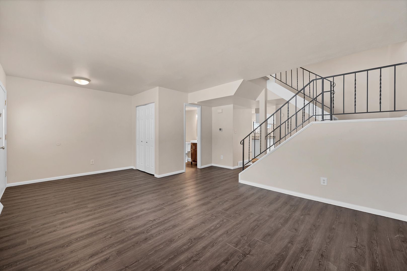 Bright & Spacious Townhome in Lakewood 2bd 2ba